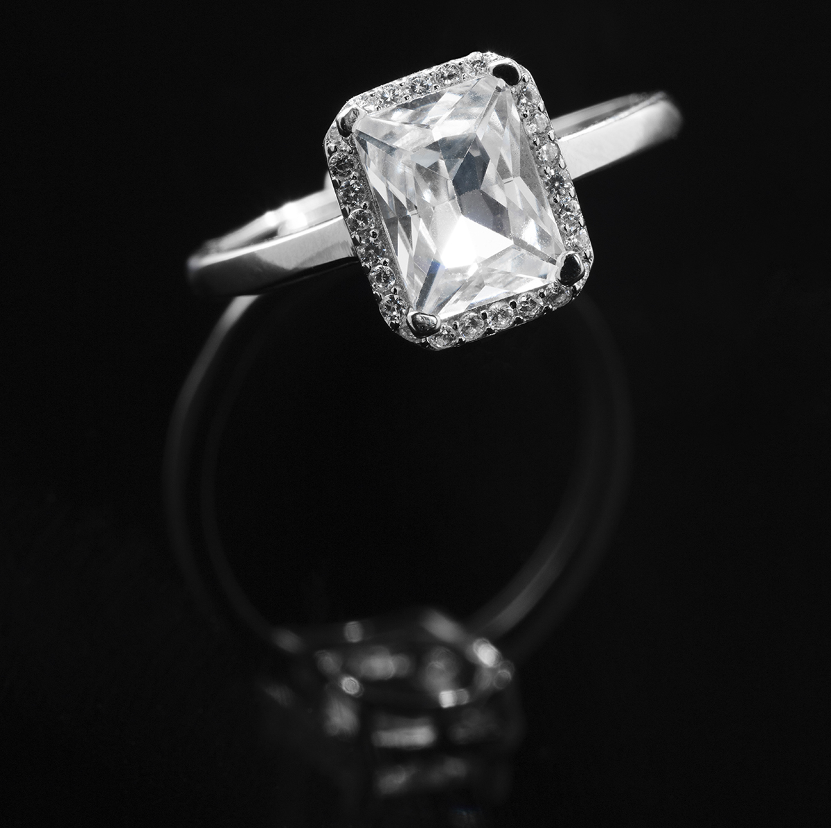 Baguette-Cut Diamond Engagement Rings
